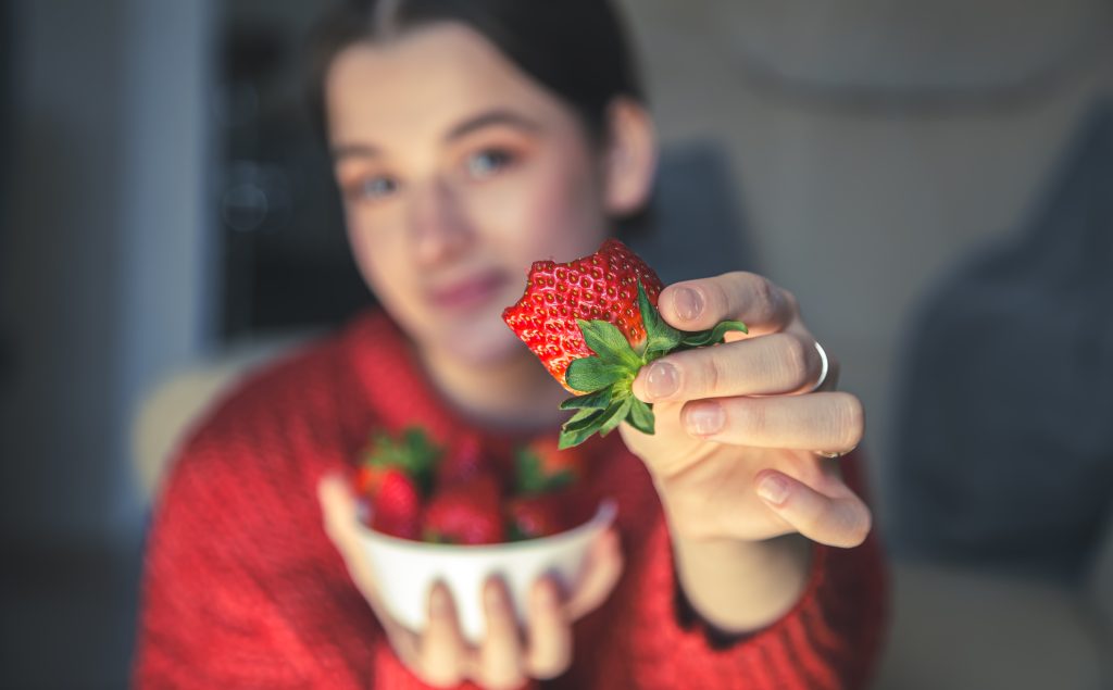 how many strawberries can i eat on keto